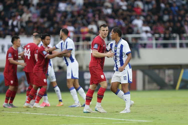 Suasana laga pekan ke-19 Super League 2025-2026 Persis vs Persib di Stadion Manahan, Solo, Sabtu (31/1/2026).
