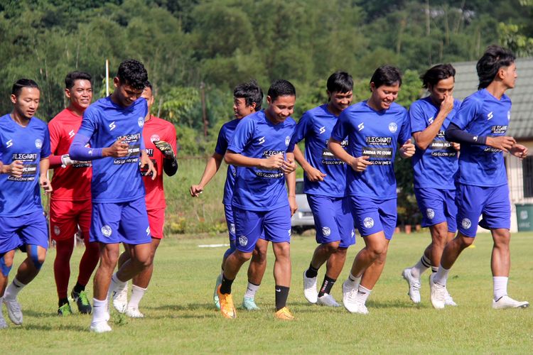 Pemain Arema FC latihan perdana persiapan Liga 1 2022 di Lapangan Universitas Brawijaya Dieng, Kota Malang, Selasa (10/5/2022) pagi.