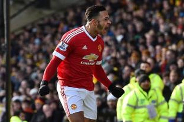 Pemain Manchester United, Memphis Depay, melakukan selebrasi usai membobol gawang Watford pada lanjutan Premier League di Stadion Vicarage Road, Sabtu (21/11/2015).