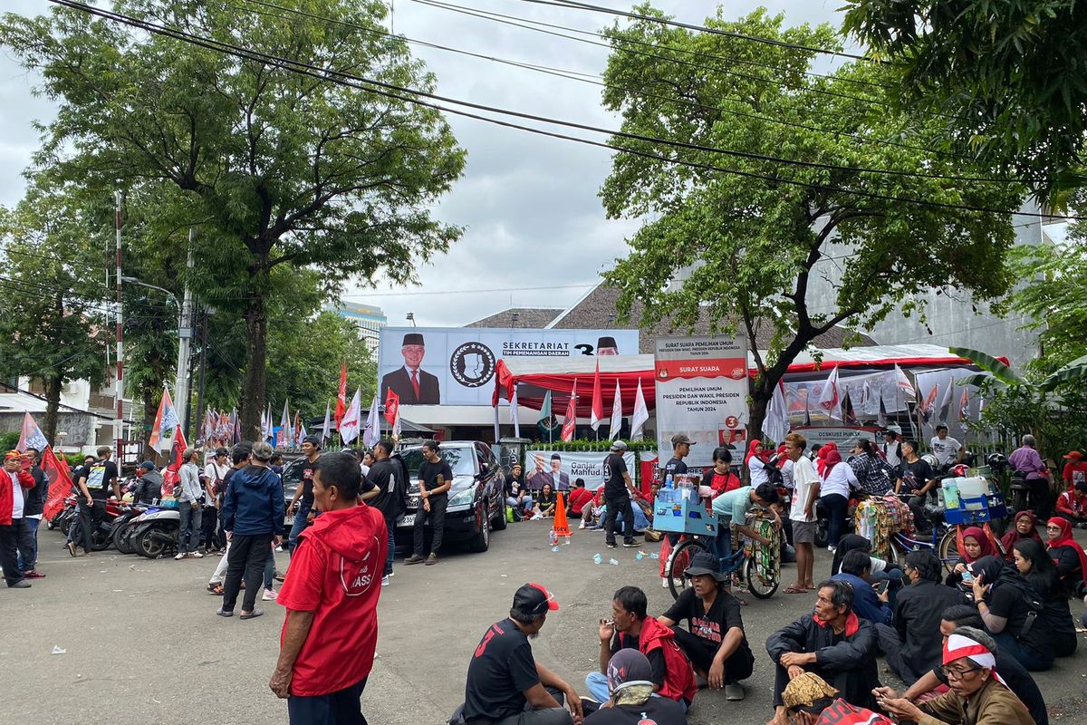 Massa Partai Demokrasi Indonesia Perjuangan (PDI-P) berkumpul di Sekretariat TPD Provinsi DKI Jakarta, Jalan Hang Lekir XII, Jakarta Pusat, Sabtu (3/2/2024).