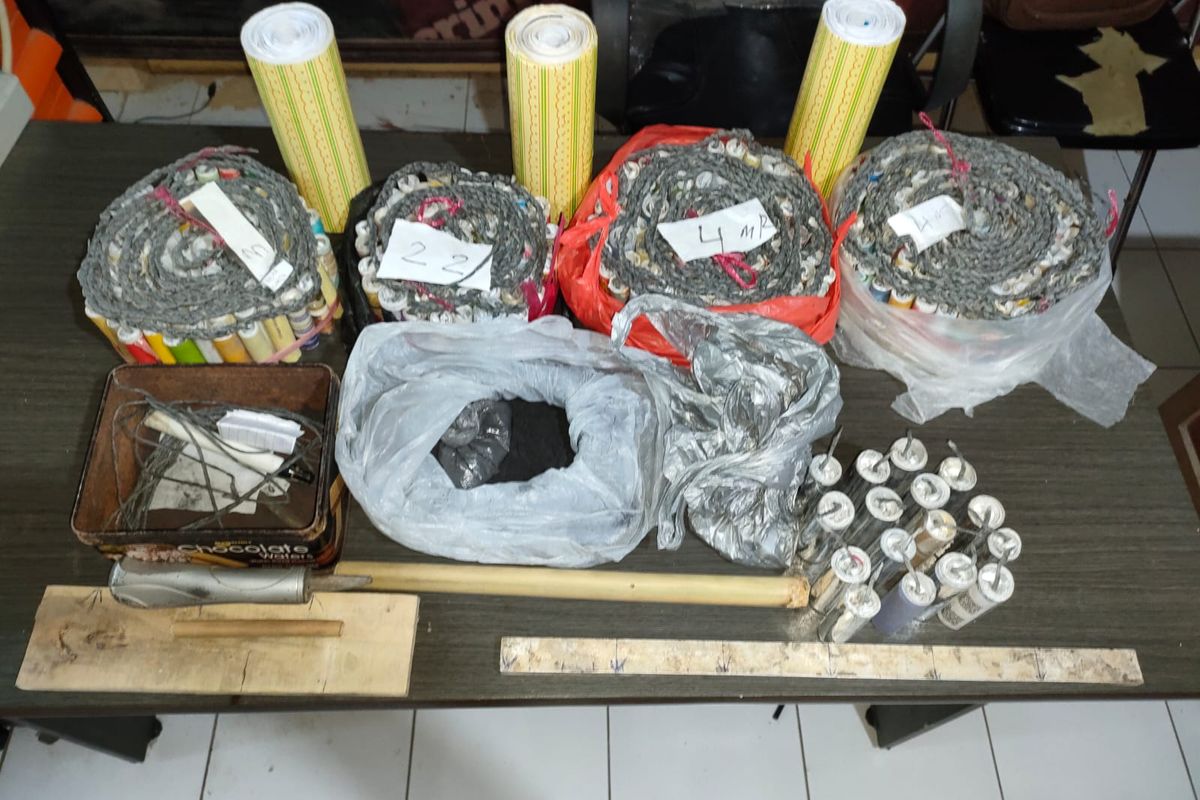 Barang bukti petasan yang disita polisi dari rumah warga Jember 