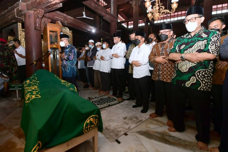 Presiden Joko Widodo mengikuti shalat jenazah di Masjid Gedhe Kauman, Yogyakarta, untuk mendoakan almarhum Buya Syafi'i Maarif sebelum dimakamkan di Kulonprogo pada Jumat (27/5/2022).