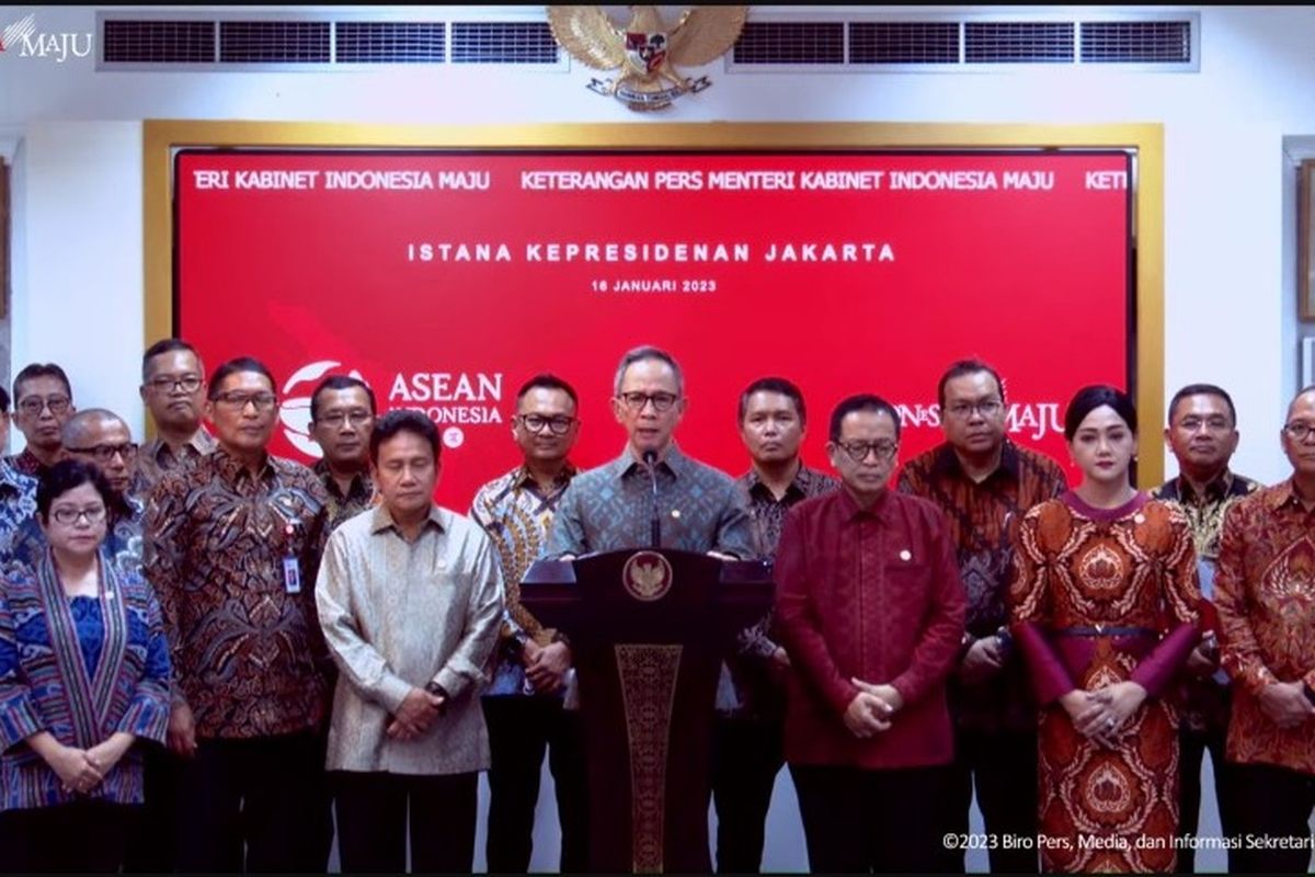 Ketua Dewan Komisioner Otoritas Jasa Keuangan (OJK) Mahendra Siregar bersama perwakilan dari industri jasa keuangan saat konferensi pers di Istana Merdeka, Jakarta, Senin (16/1/2023).