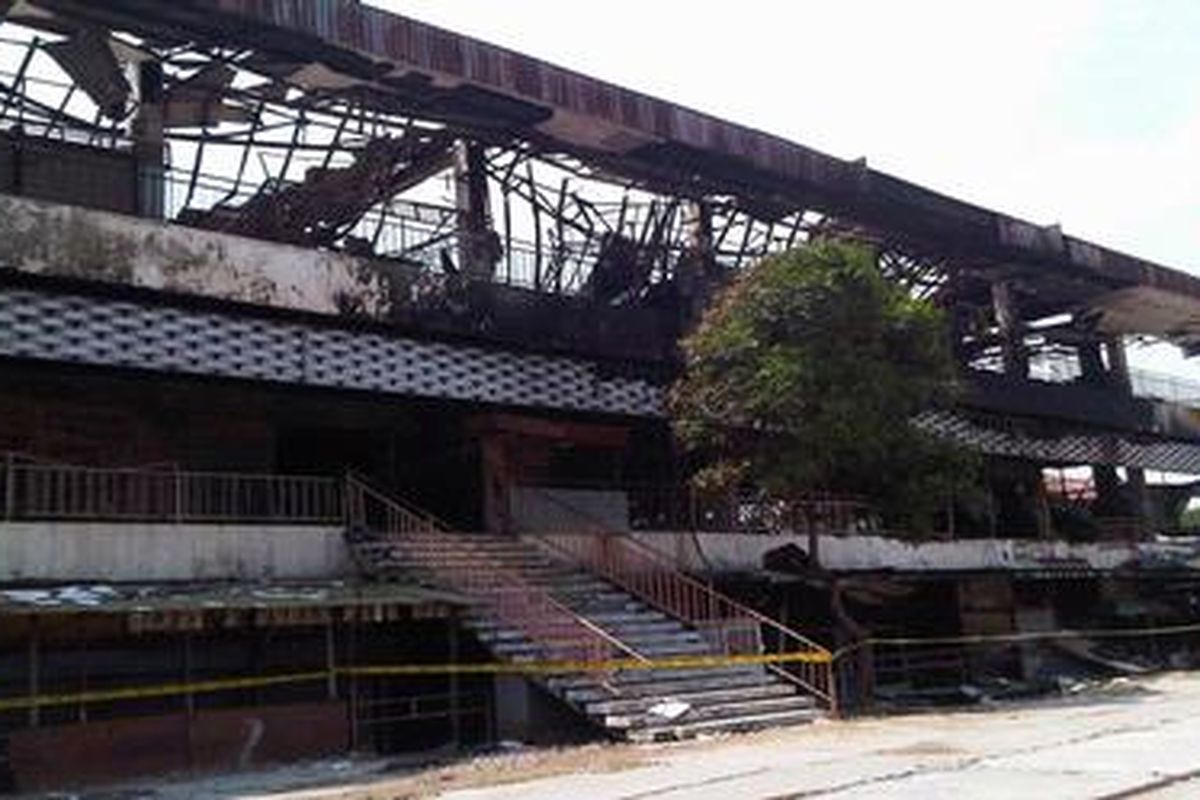 Pasar Turi lama di Surabaya setelah kebakaran, Senin (17/9/2012).