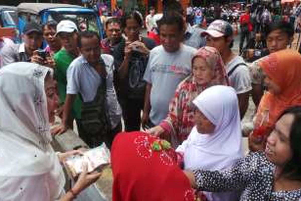 Bakal Cagub DKI Hasnaeni Moein bagikan sembako kepada warga di Tanah Abang, Rabu (23/3/2016).