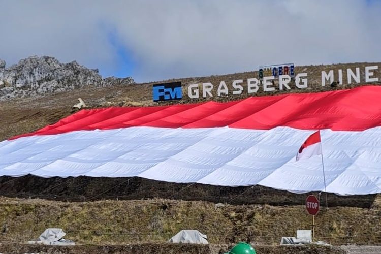 Bendera Merah Putih yang dibentangkan di Grasberg Mine, Mimika, Papua Tengah, Rabu (16/8/2023), untuk dicatatkan sebagai rekor dunia.