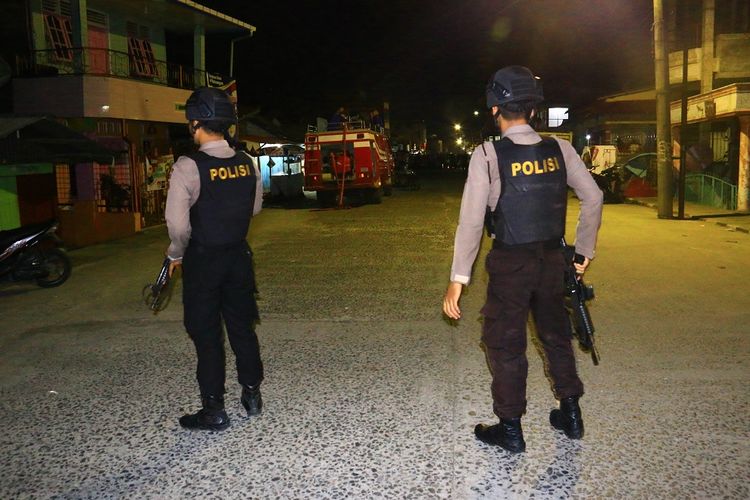 Personel kepolisian berjaga di lokasi terjadinya ledakan yang diduga bom saat penggerebekan terduga teroris di kawasan Jalan KH Ahmad Dahlan, Pancuran Bambu, Sibolga Sambas, Kota Siboga, Sumatera Utara, Selasa (12/3). Ledakan diduga terkait pengangkapan terduga pelaku terorisme berinisial Hu alias AH di Sibolga, Sumut oleh Densus 88 Mabes Polri. ANTARA FOTO/Jason Gultom/SP/nz
