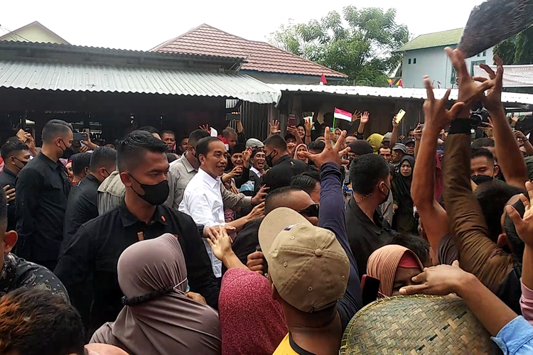 Presiden Jokowi saat belusukan di Pasar Sila, Desa Rato, Kecamatan Bolo, Kabupaten Bima, Kamis (29/12/2022).
