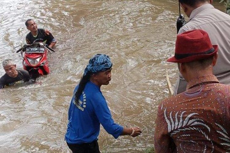 Sepeda Motor yang dikendarai oleh korban Ratna Vitriningsih, berhasil ditemukan oleh tim SAR di dasar sungai Ciasem tak jauh dari TKP saat korban terseret arus.
