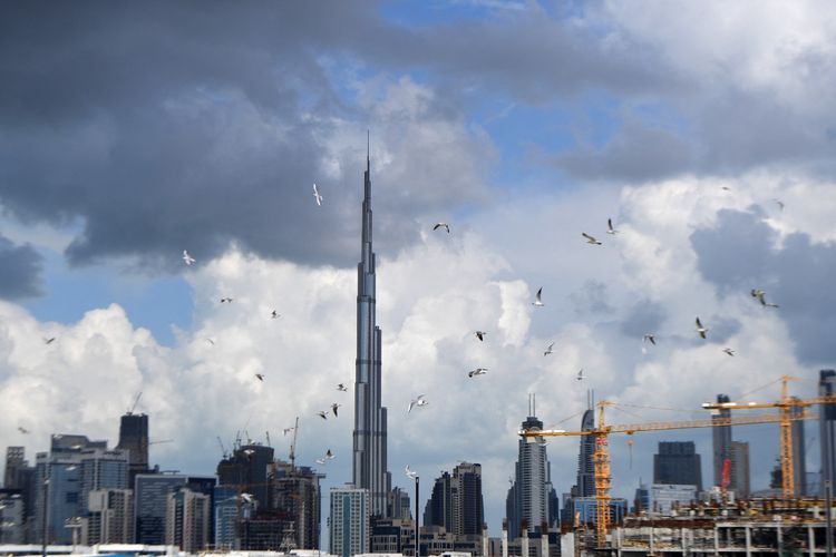 Burj Khalifa, Dubai diselimuti awan gelap.