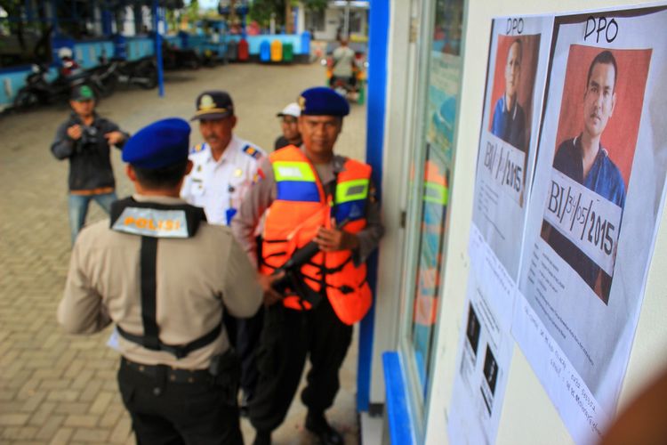 Kasatpolair Polres Cilacap AKP Huda Syafii memasang foto identitas Hendra bin Amin dan Agus Triyadi bin Masimun, dua narapidana (napi) yang lolos dari Lembaga Pemasyarakat (Lapas) Klas IIA Batu, Nusakambangan, Cilacap, Jawa Tengah, Minggu (9/7/2017)