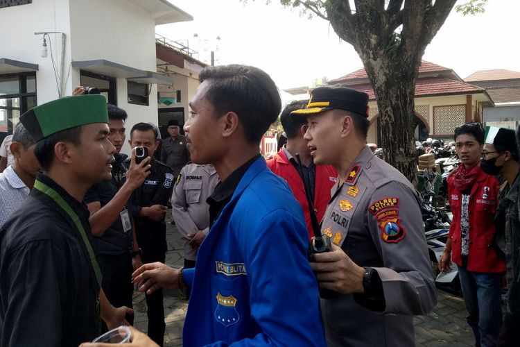 Aksi Spontan Wisnu Rebut APAR dari Polisi Saat Demo Tolak MBG di Blitar, Sempat Jadi Ricuh