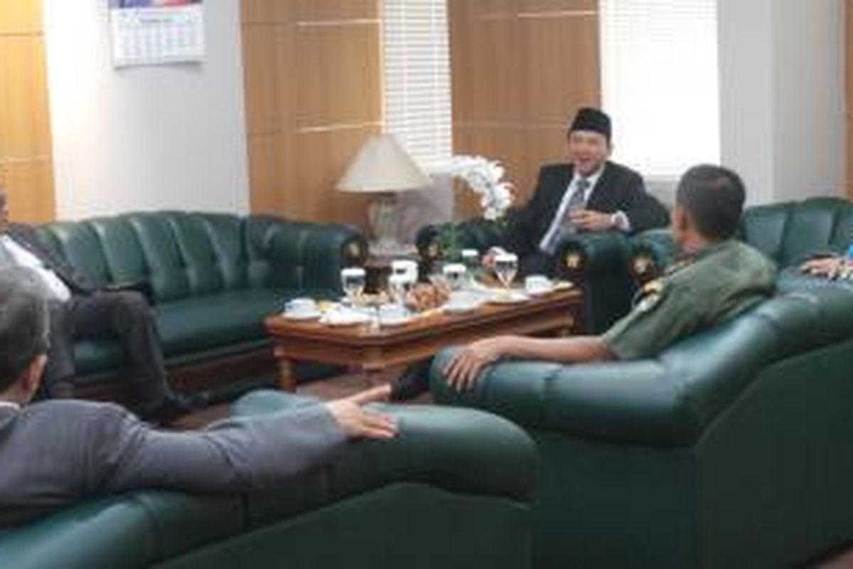 Gubernur DKI Jakarta Basuki Tjahaja Purnama bersama Wakil Ketua DPRD DKI Mohammad Taufik di ruang VIP DPRD DKI Jakarta, Senin (8/12/2014).