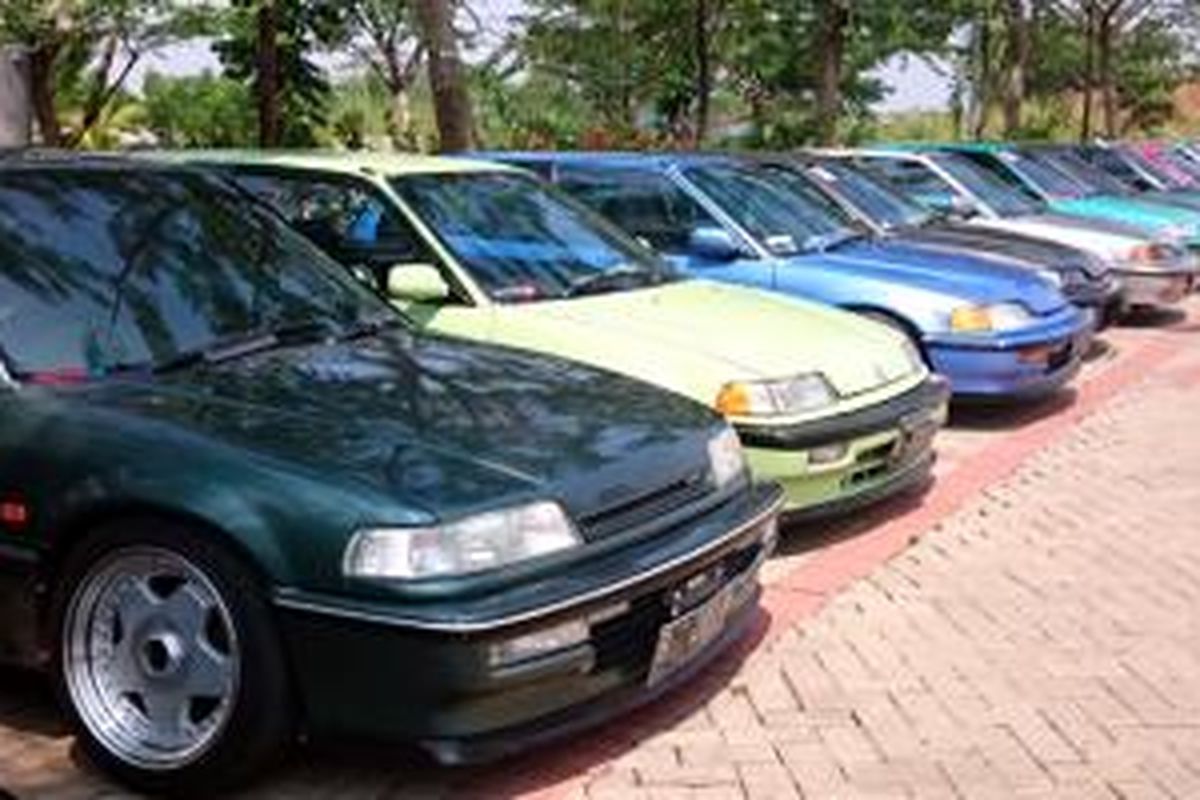 Mobil-mobil komunitas grandcivic.com berkumpul dalam halal bihalal tahunan di BSD, Tangerang, 2 Agustus 2015.