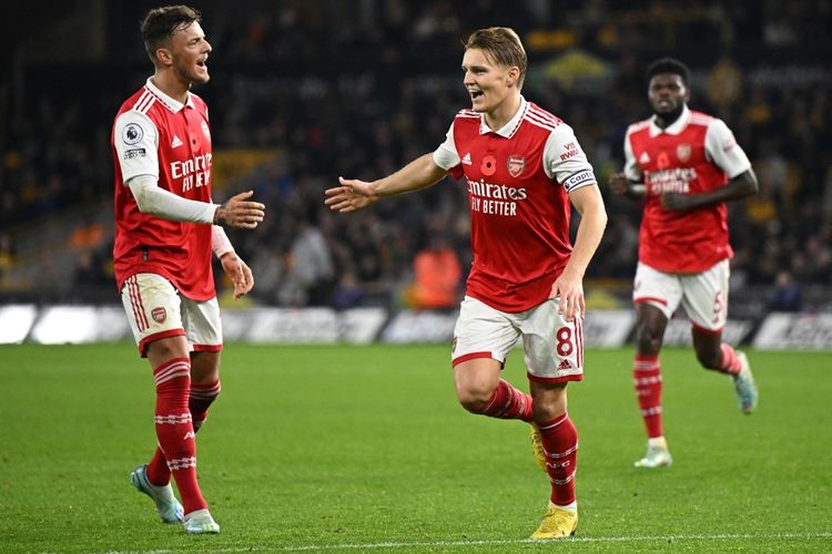 Kapten Arsenal Martin Odegaard (tengah) berselebrasi usai membobol gawang Wolverhampton Wanderers pada laga pekan ke-16 Liga Inggris 2022-2023 di Stadion Molineux, Minggu (13/11/2022) dini hari WIB.