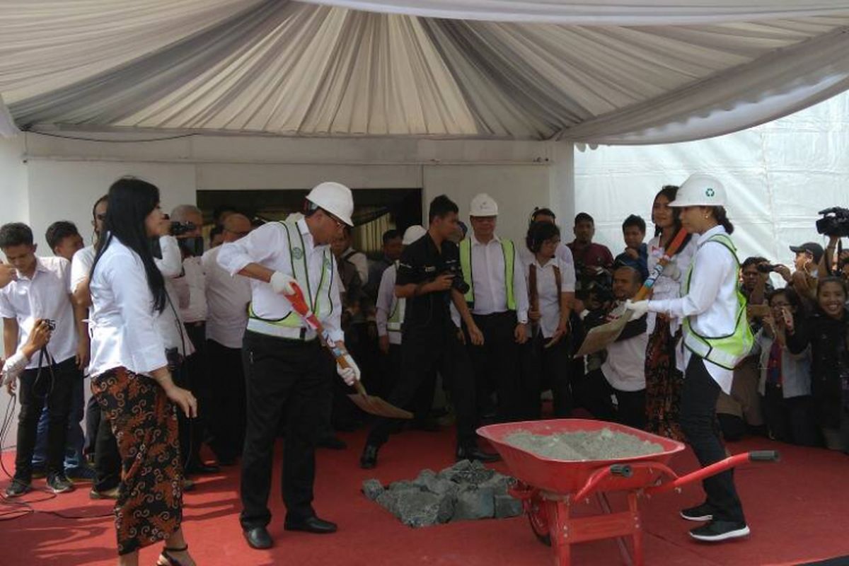 Peletakan Batu Pertama, Pembangunan Dermaga Eksekutif Pelabuhan Merak dan Bakauheni oleh Menhub Budi Karya Sumadi dan Menteri BUMN Rini Soemarno di Merak, Banten, Sabtu (27/5/2017).