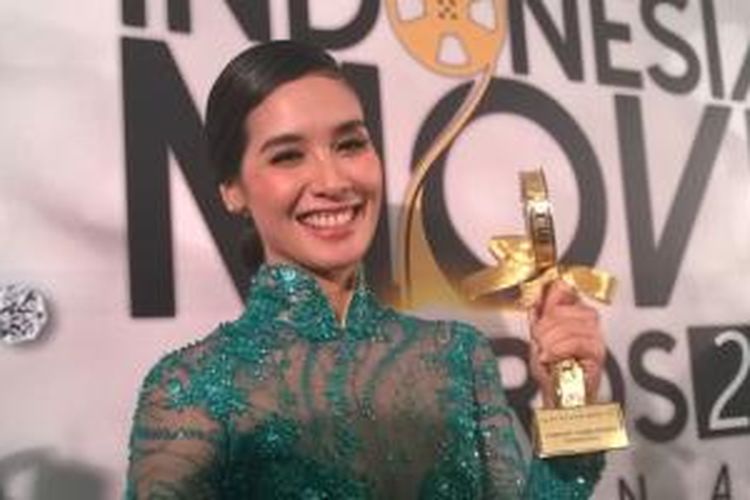 Marsha Timothy berpose dengan piala Indonesian Movie Awards 2015 kategori Pemeran Utama Wanita Terbaik yang diterimanya di Balai Sarbini, Selasa (19/5/2015) dini hari.