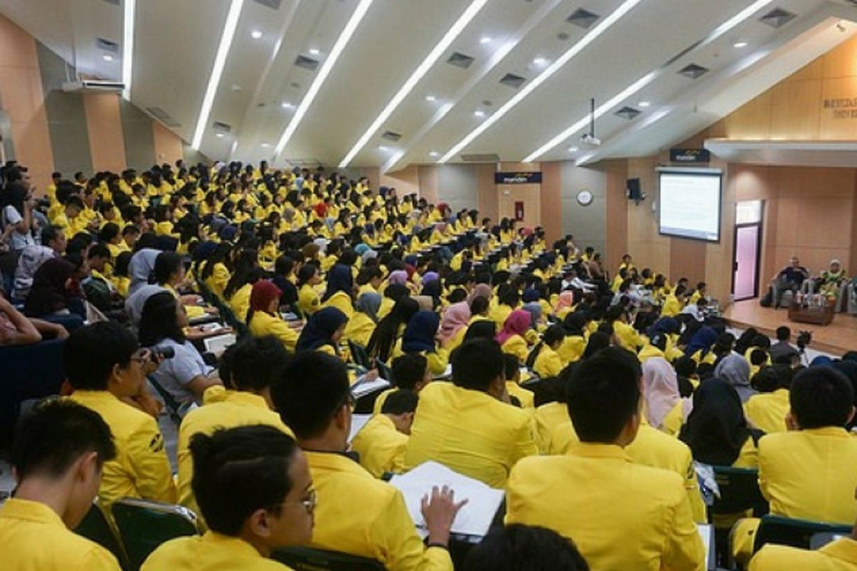 Mahasiswa Universitas Indonesia mengikuti kuliah umum.