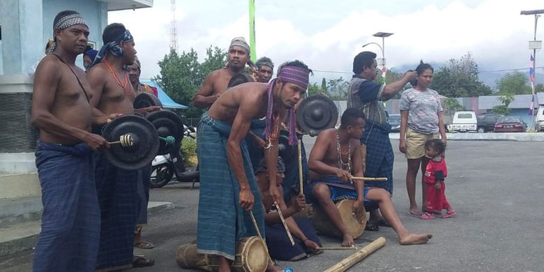 Tarian Soka Papak digelar saat menyambut Bupati dan Wakil Bupati Sikka, Fransiskus Roberti Diogo dan Romanus Woga di Pelabuhan Kewapante Maumere, Nusa Tenggara Timur (NTT), Selasa (4/6/2019).