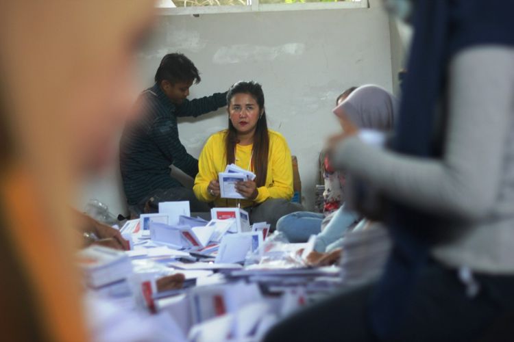 Sejumlah orang tengah melakukan penyortiran dan pelipatan surat suara Pemilu 2019 yang dilakukan di gudang logistik KPU Cianjur, Jalan Sabandar, Karangtengah, Cianjur, Jawa Barat, Senin (18/3/2019).