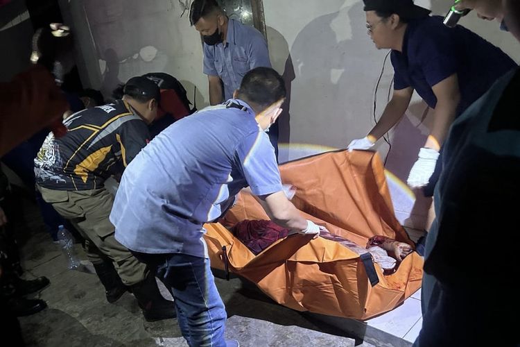 Proses evakuasi jenazah korban pembacokan di Surabaya, Senin (19/5/2025). Pelaku sempat kabur ke Sampang tapi akhirnya ditangkap sebelum 24 jam.
