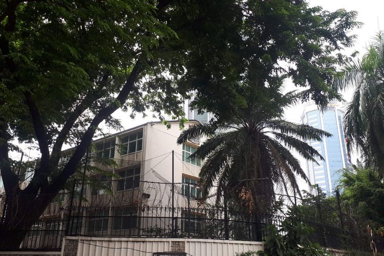 Lahan dan bangunan eks Kedutaan Besar Inggris untuk Indonesia di kawasan Bundaran Hotel Indonesia, Jakarta Pusat tampak usang dan tak terawat. Foto diambil Jumat (12/10/2018).
