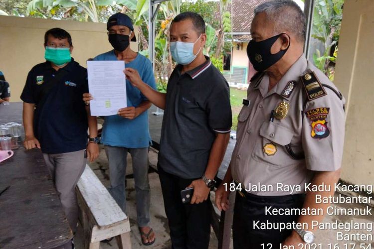 Viral angkutan kota (angkot) menabrak gedung Puskesmas Cipeucang, Kabupaten Pandeglang, Banten hingga masuk ke dalam ruang pendaftaran pasien, Selasa (12/1/2021)