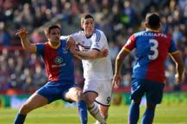 Striker Chelsea, Fernando Torres, saat berebut bola dengan bek Crystal Palace, Adrian Mariappa, dalam lanjutan Premier League di Stadion Selhurst Park, Sabtu (29/3/2014). 