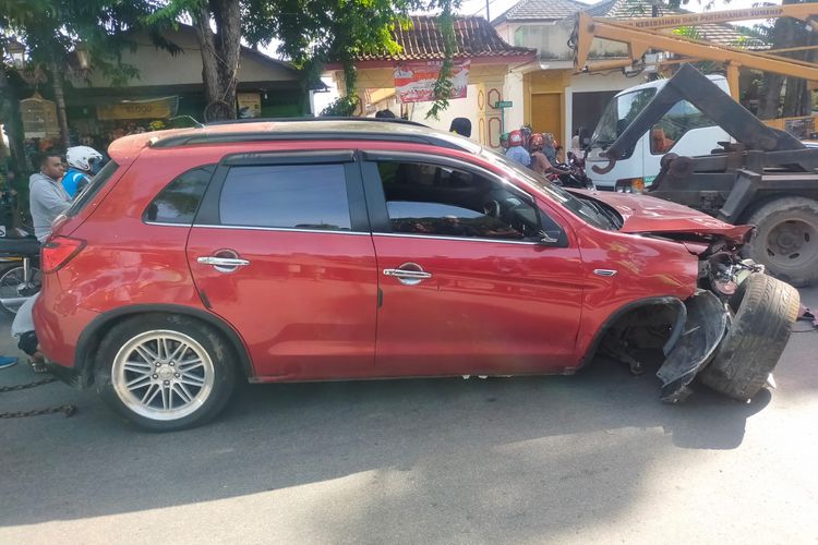 Satu unit mobil dievakuasi usai menabrak rumah dinas bupati Sumenep, Jumat (16/9/2022). 