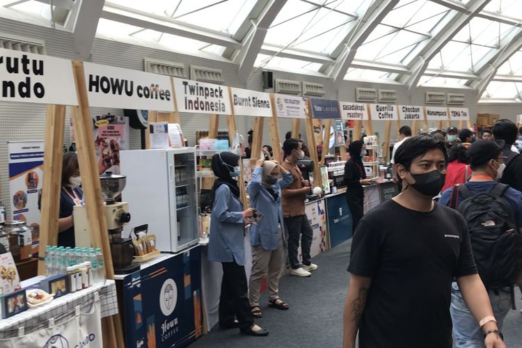 Ratusan pegiat kopi dari kalangan industri dan pelaku Usaha Mikro Kecil Menengah (UMKM) meramaikan acara Jakarta Coffee Week (Jacoweek) 2022 di City Hall, Pondok Indah Mall 3, Jakarta.
