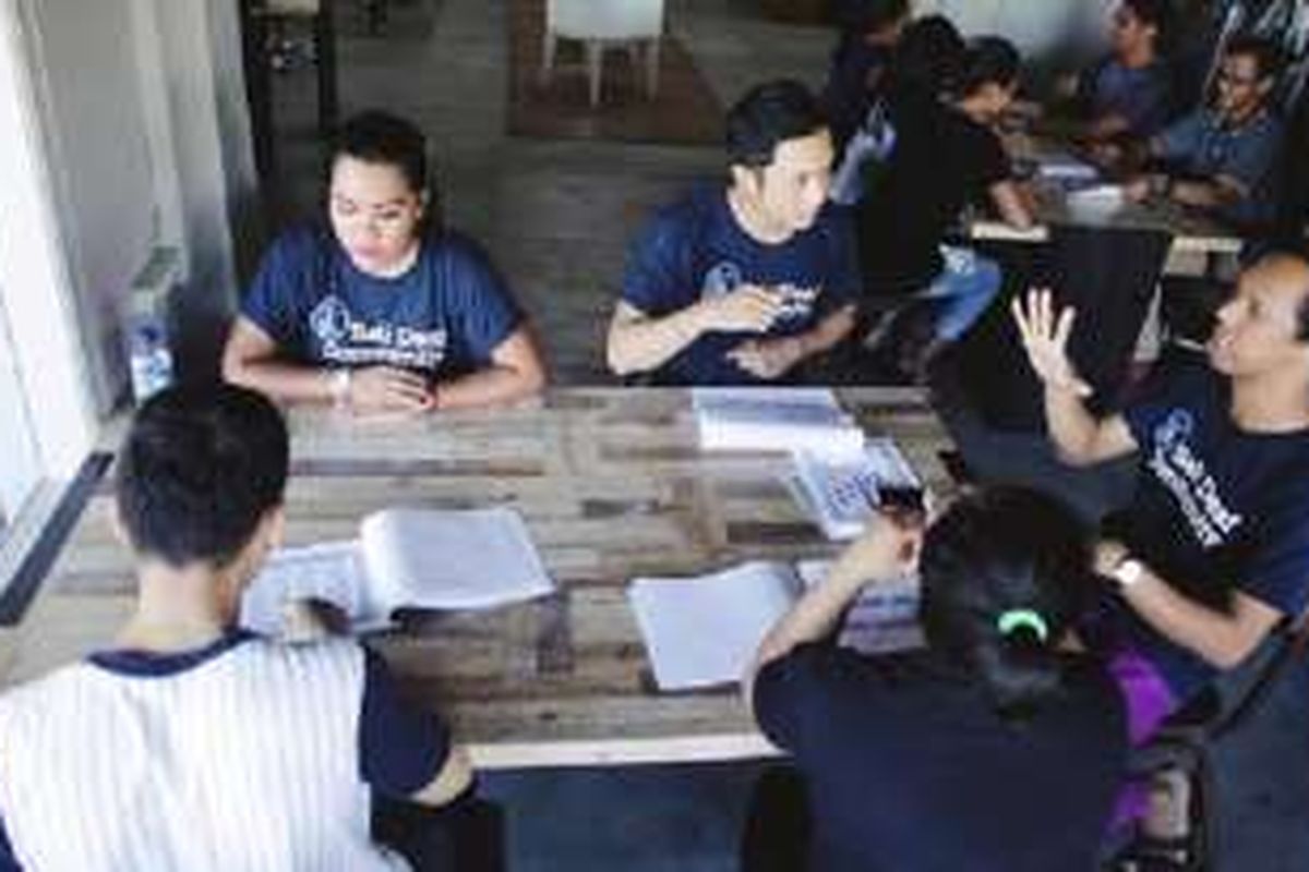 Pendiri Komunitas Tunarungu Bali, Gede Ade Putra Wirawan (paling kanan), mendampingi rekan-rekan sesama penyandang disablitas dalam sebuah kegiatan pendidikan, di Denpasar, Bali, beberapa waktu lalu. 