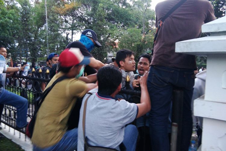 Seorang demonstran diamankan petugas dalam aksi unjuk rasa di Jalan Diponegoro, Kota Bandung, Senin (30/9/2019).
