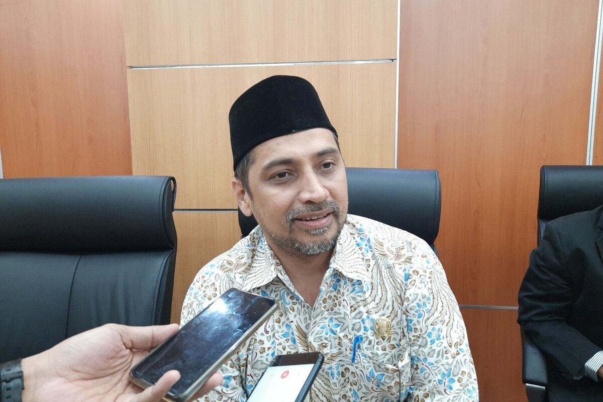 Ketua Komisi B DPRD DKI Abdul Aziz di ruang rapat Komisi B, Gedung DPRD DKI, Senin (23/12/2019)