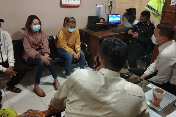 Agis Irwanti, pelaku tabrak lari sedang menjalani pemeriksaan petugas kepolisian di Polres Tuban