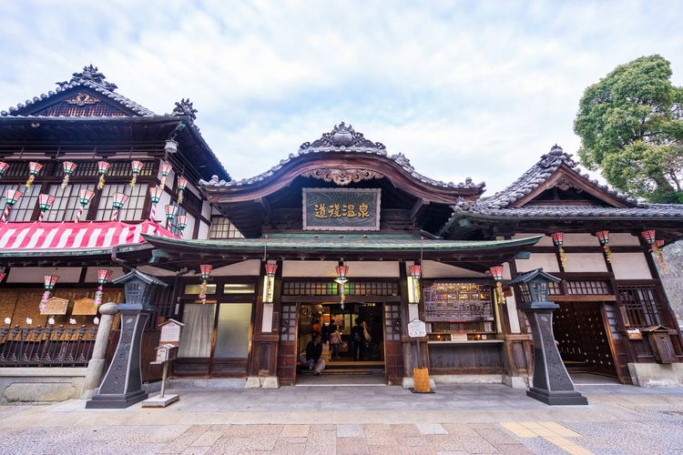 Ilustrasi Dogo Onsen Honkan di Prefektur Ehime, Jepang. Tempat ini dinilai mirip latar film Studio Ghibli, Spirited Away.