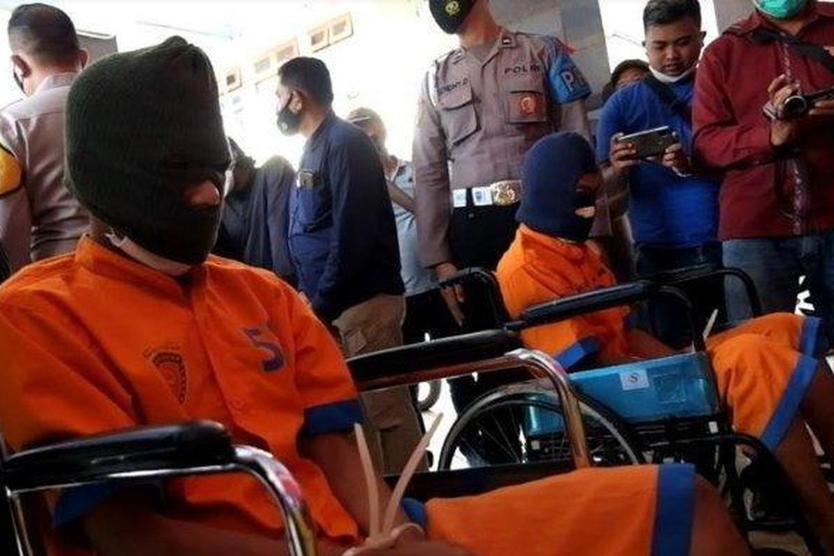 Dua begal di Lumajang saat menahan sakit karena kakinya ditembus timah panas polisi. 