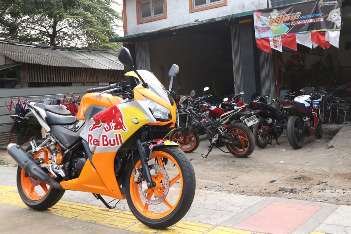 Bengkel spesialis Honda CBR250 Thailand Pitline Motor Sport di Duren Sawit Jakarta Timur.