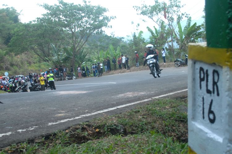 Pengendara sepeda motor melintas di belokan lokasi mikrobus masuk jurang di Tanjakan Letter S, Kampung Bantarselang, Kecamatan Cikidang, Sukabumi, Jawa barat, Sabtu (8/9/2018).