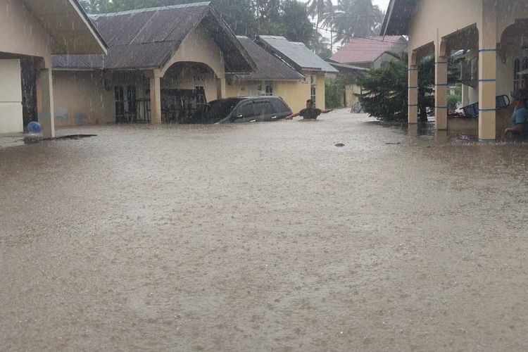 Banjir besar yang terjadi di Kabupaten Natuna, Kepulauan Riau (Kepri) yang disebabkan oleh curah hujan yang tinggi mengakibatkan 998 rumah terendam dan satu rumah ambruk. Bahkan total kerugian saat ini telah mencapai Rp2,5 miliar dari total seluruhnya.