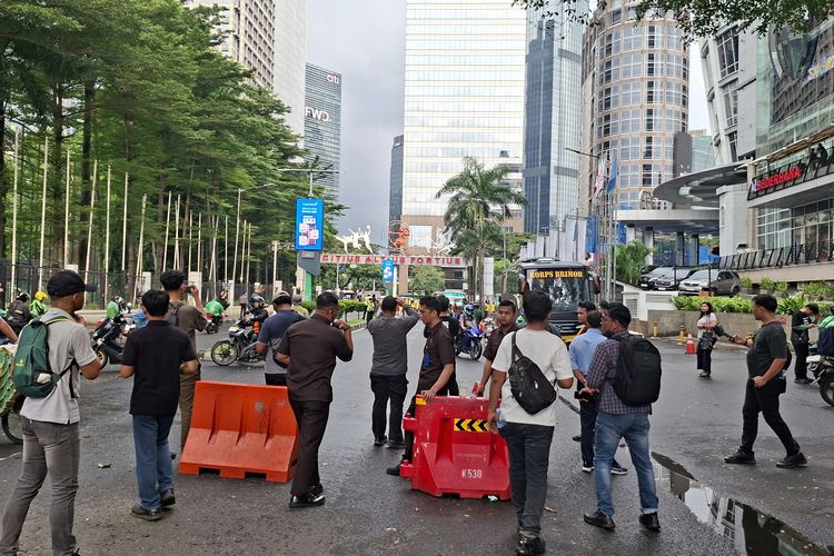 Demo Hardiknas di Depan Kemdiktisaintek, Jalan Pintu Satu Senayan Arah GBK Ditutup