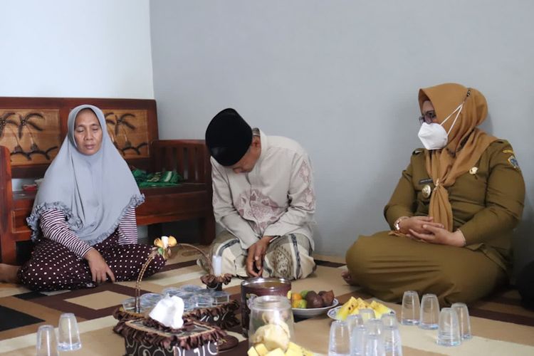 Wakil Bupati Gresik Aminatun Habibah (kanan), saat takziyah ke rumah korban meninggal dunia tragedi Kanjuruhan di Desa Banyuurip, Kecamatan Ujungpangkah, Gresik, Jawa Timur, Senin (3/10/2022).