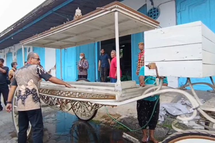 Kereta jenazah khusus disiapkan untuk mengantarkan jenazah Raja Keraton Kasunanan Surakarta Hadiningrat, Kanjeng Sinuhun Paku Buwono (PB) XIII.