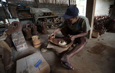 Perajin menyelesaikan pembuatan gerabah di Kasongan, Bantul, DIY, Kamis (22/10/2020). Di masa pandemi Covid-19 permintaan akan gerabah terutama pot bunga mengalami peningkatan.
