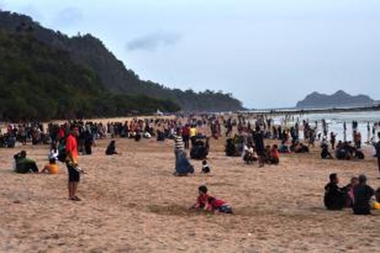 Lokasi Tumpang Pitu dan pantai Pulau Merah yang berdekatan dan menjadi tempat penelitian 21 geolog