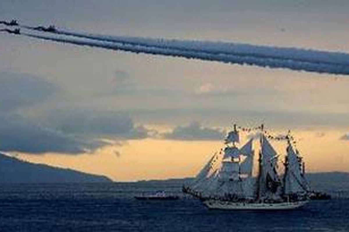 Pesawat Sukhoi SU-30MK2 TNI AU melintas di atas KRI Dewa Ruci untuk memeriahkan International Fleet Review 2009 yang merupakan salah satu puncak acara Sail Bunaken 2009 di Teluk Manado, Sulawesi Utara, Rabu (19/8/2009). 