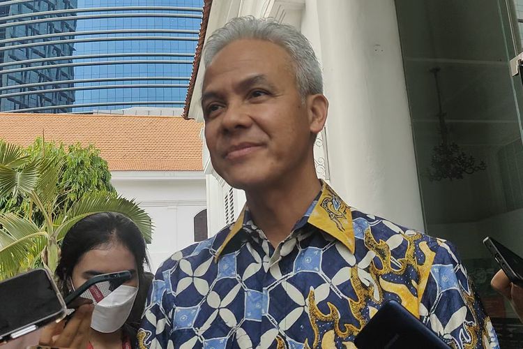 Eks calon presiden Ganjar Pranowo ditemui di Galeri Nasional, Jakarta Pusat, Rabu (8/5/2024).