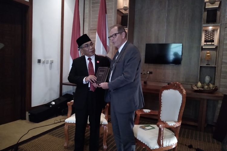 Ketua Umum Pengurus Besar Nahdlatul Ulama (PBNU) Yahya Cholil Staquf menerima salah satu pemimpin Gereja Mormon, Rob Howell, di sela rangkaian forum agama G20 Religion 20 (R20) di Bali, Rabu (2/11/2022).