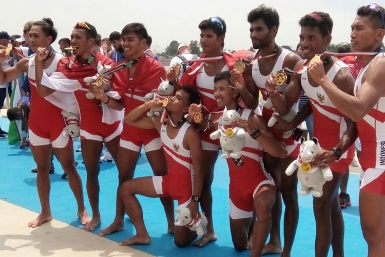 Tanzil Hadid (tengah belakang) foto bersama dengan para atlet dayung seusai menerima medali emas di Asian Games 2018 di Palembang. 