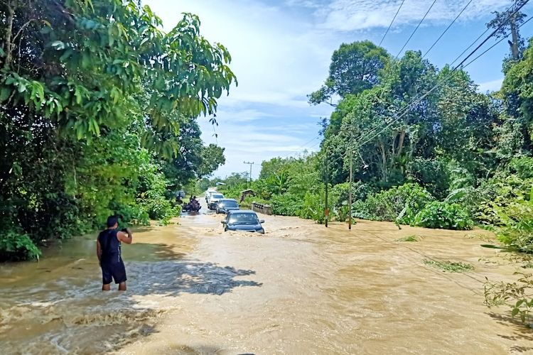 Foto kunjungan rombongan gubernur Kaltara Zainal Arifin Paliwang ke Malinau. Dikatakan hampir 70 persen wilayah Malinau terendam banjir akibat meluapnya sungai mentarang. Intensitas hujan tinggi berpotensi banjir terus terjadi