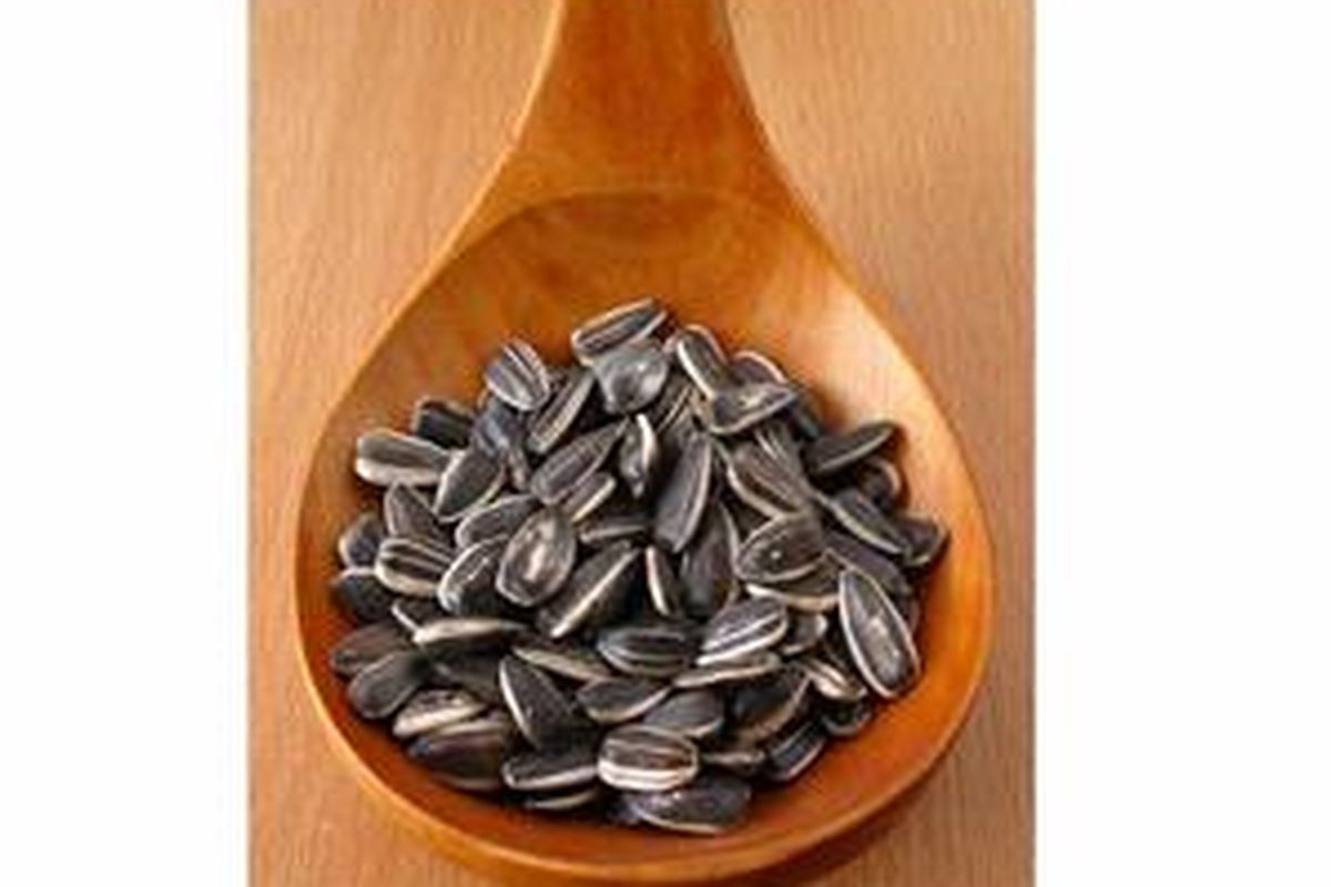 Biji bunga matahari, bisa dimakan langsung atau dijadikan tambahan pada salad. Bermanfaat untuk menambah vitamin E pada tubuh. 